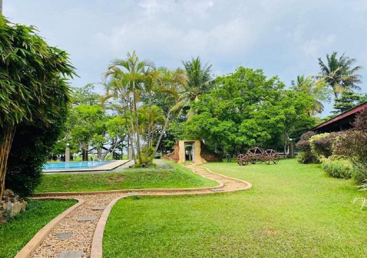 Dampe Resort Piliyandala Bagian luar foto